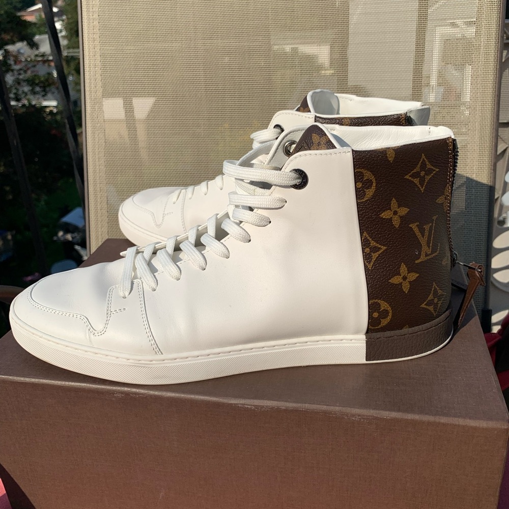 LOUIS VUITTON leather sneakers.